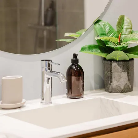 Luxury With Harbor Views Apartmán